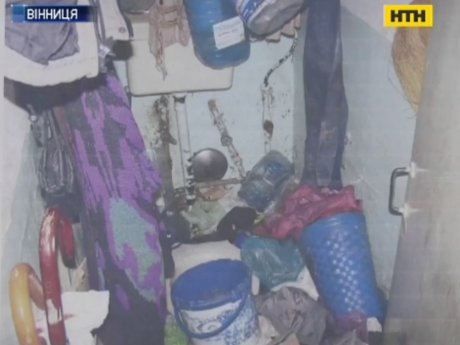 Жінка із синдромом Плюшкіна тероризує жителів одного з вінницьких будинків