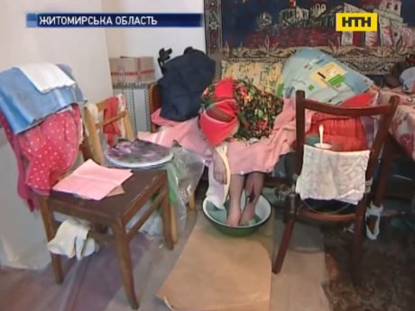 На Житомирщине 95-летняя бабушка живет в нечеловеческих условиях, потому что о ней забыли и родные, и государство