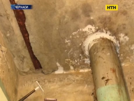 Мешканці гуртожитку в Черкасах просять допомоги