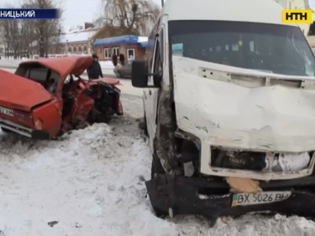 ДТП в Хмельницькому: розірваний навпіл ВАЗ, сплющена маршрутка та щонайменше восьмеро травмованих