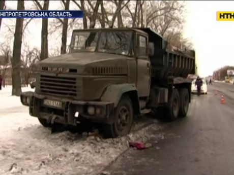 На Дніпропетровщині під колесами вантажівки загинула жінка