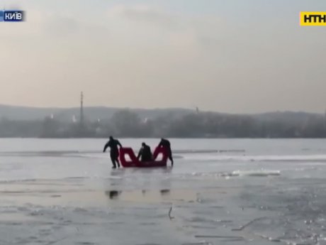 В Киеве чуть не ушли под лед до полусотни рыбаков