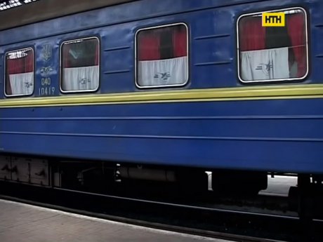 Украинская железная дорога задекорирует потрепанные вагоны новой постелью