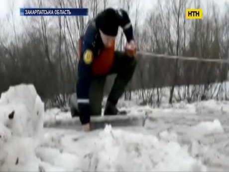 На Закарпатье саперы подрывают ледяные заторы, которые тянутся из Словакии