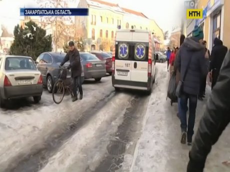 На Закарпатье трехлетняя девочка задушила крошечного братика