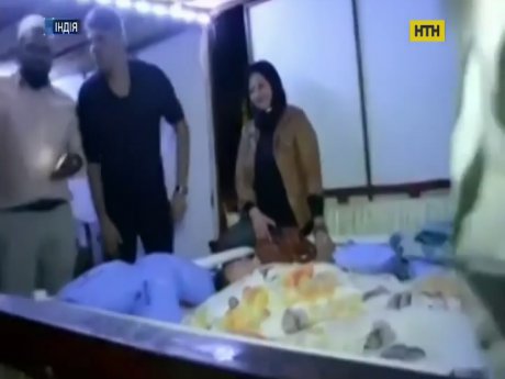 Женщину весом в полтонны доставили к врачам на грузовике и транспортном самолете