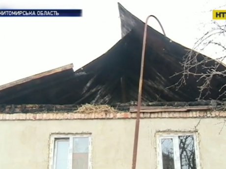 На Житомирщине полиция и бдительные соседи спасли людей из пожара