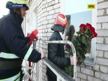 На пожарной машине вместо белого коня - уникальное признание в любви в Запорожье