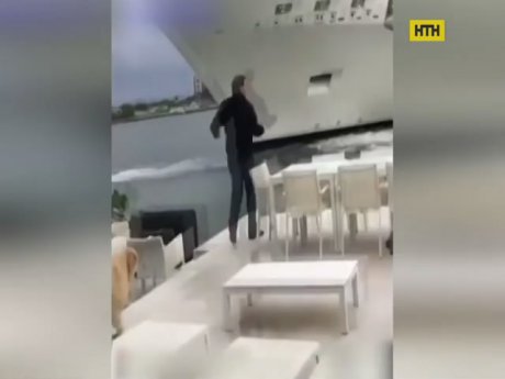 Во Флориде корабль едва не раздавил дом на побережье