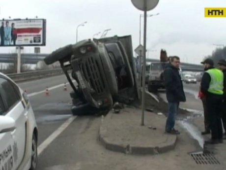 У столиці на з'їзді з Дарницького мосту перекинулася вантажівка