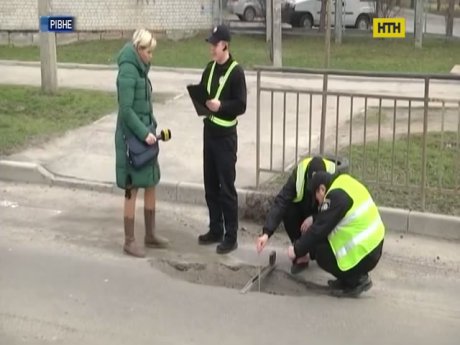 Рівненська поліція змушує чиновників платити з власної кишені за несправні дороги