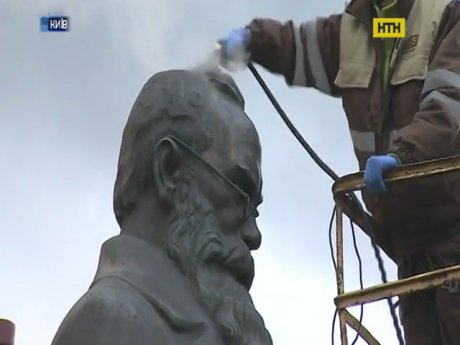 Гигиена памятников - в столице помыли Грушевского
