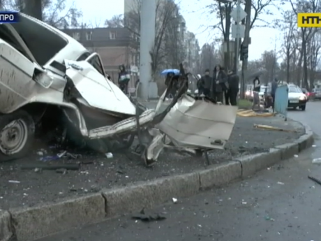 У Дніпрі авто на шаленій швидкості злетіло з дороги й врізалося в рекламного щита