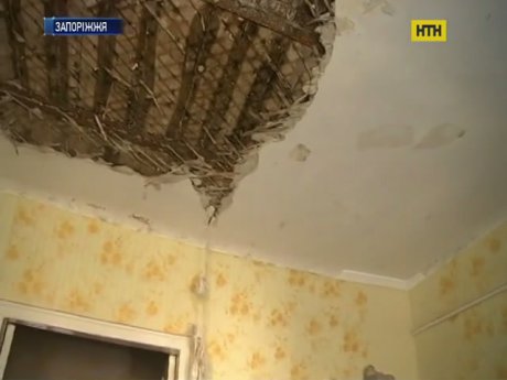 В Запорожье потолок обваливается на головы жильцов дома