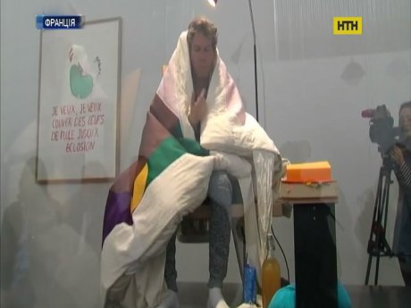 В Париже мужчина под прицелом видеокамер высиживает цыплят