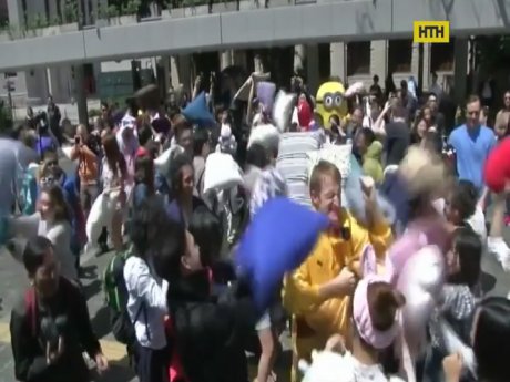 Драка подушками как надежный метод борьбы со стрессом