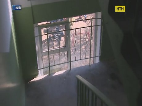 Малюк у столиці ледь не загинув через незакріплені грати та несправний ліфт