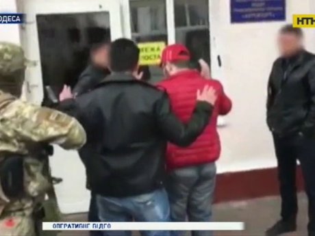 Двух подозреваемых в торговле людьми задержали в аэропорту Одессы