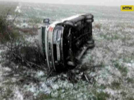 Два пасажирські автобуси перекинулися на слизьких дорогах Одещини