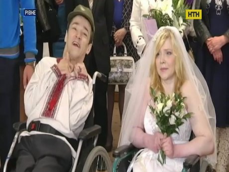 Брак несокрушимых - в Ровно поженились инвалиды-колясочники