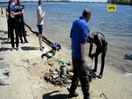 Подводную уборку устроили в Херсоне