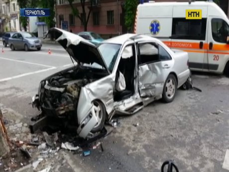 Мерседес врізався у швидку в Тернополі