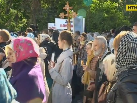 Віряни УПЦ провели молебень під Верховною Радою