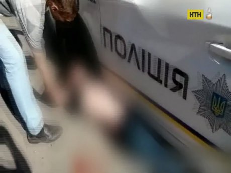 Жінка, котра кинулася під патрульну машину, рятуючи коханого, померла в лікарні