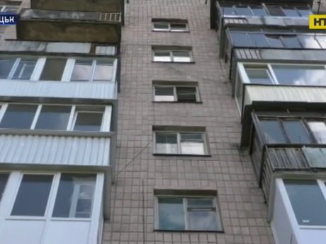 Патрульні дивом врятували студента, який стрибнув із 8 поверху багатоповерхівки у Луцьку