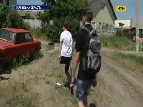 Сотрудник колонии в Харьковской области избил мальчика-инвалида на костылях