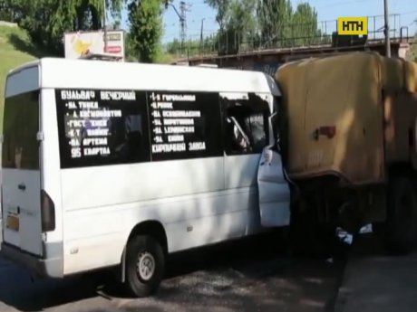 На Дніпропетровщині зіткнулися сміттєвоз і маршрутка