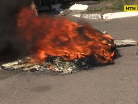 У Черкасах палили шини під місцевим судом