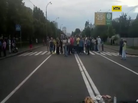 У Києві протестували мешканці багатоповерхівки без вигод