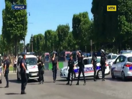 В центре Парижа автомобиль протаранил полицейских