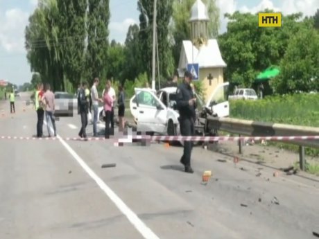 На Буковині автівка налетіла на відбійник