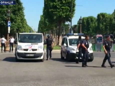 Французькі полісмени знайшли автомат Калашникова й балони з газом в авто, що протаранило патруль поліції