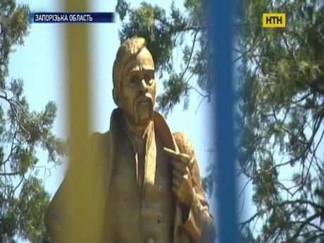 На Запорожье творчески подошли к декоммунизации памятников