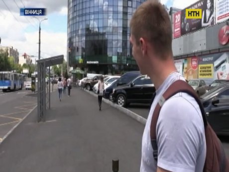 В Виннице установили автобусную остановку "спиной" к дороге