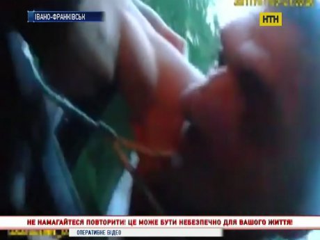 Ивано-Франковские копы спасли самоубийцу
