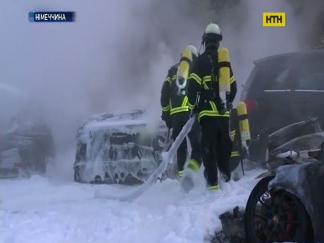 В Гамбурге сожгли элитный автосалон