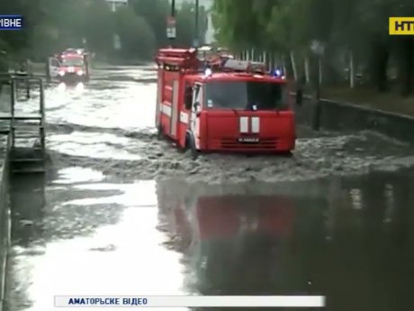 Несколькочасовой ливень превратил Ровно в настоящую Венецию