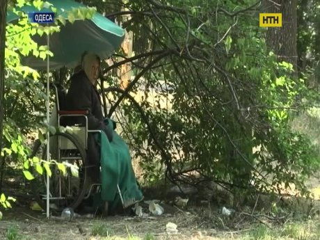 Одессит вывез маму-инвалида жить под кустом