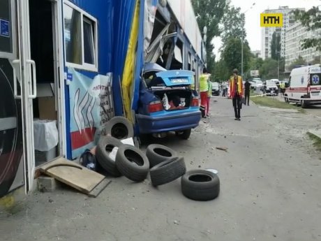 П'яний водій БМВ врізався у автомийку, задавив працівника та намагався втекти