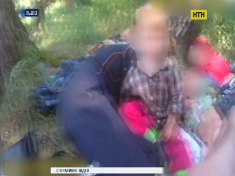 Пьяных многодетных родителей с малышами нашли в львовском парке