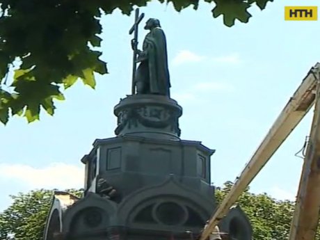 В Киеве начали приводить в порядок памятник князю Владимиру в центре столицы - на Владимирской горке