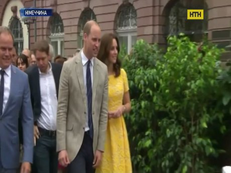Хроника королевского визита в событиях и платьях