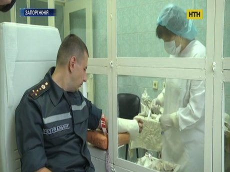 Запорожские чрезвычайники второй раз спасают обгоревших детей - собственной кровью