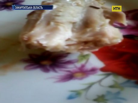 В Ужгороді супермаркет торгує смаженою куркою з хробаками