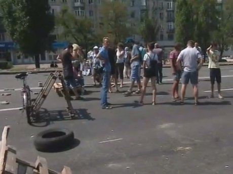 Почти 300 жителей нескольких новостроек перекрыли Харьковское шоссе в Киеве