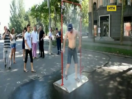 В Николаеве чрезвычайники установили охлаждающую рамку